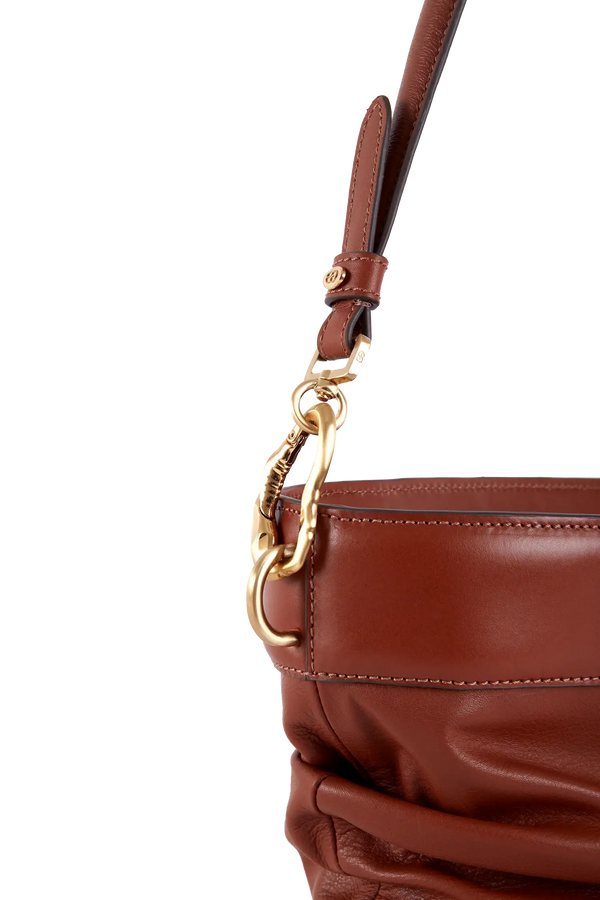 Bolsa de ombro em couro legítimo na cor marrom claro com fechamento por zíper e alça de ombro confortável, design sofisticado e funcional ideal para o dia a dia.
