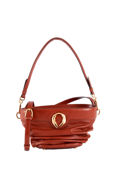 Bolsa de ombro em couro legítimo na cor marrom claro com fechamento por zíper e alça de ombro confortável, design sofisticado e funcional ideal para o dia a dia.