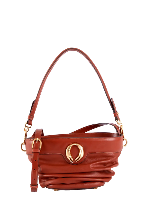 Bolsa de ombro em couro legítimo na cor marrom claro com fechamento por zíper e alça de ombro confortável, design sofisticado e funcional ideal para o dia a dia.