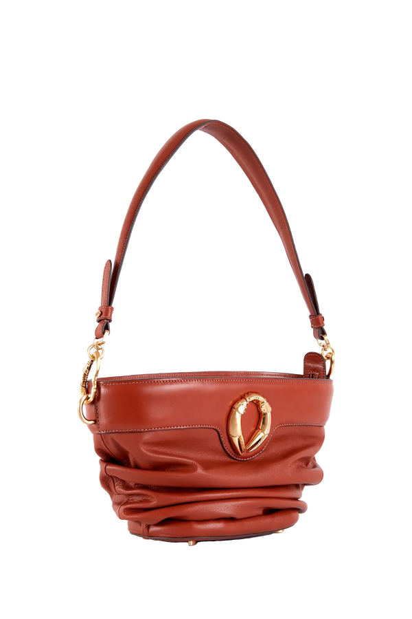 Bolsa de ombro em couro legítimo na cor marrom claro com fechamento por zíper e alça de ombro confortável, design sofisticado e funcional ideal para o dia a dia.