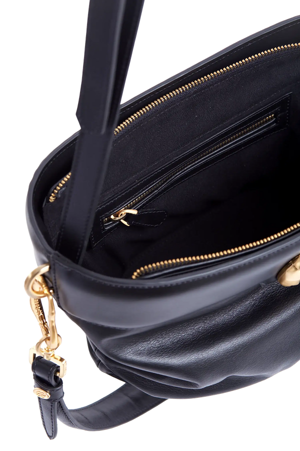 Bolsa de ombro em couro legítimo na cor preta com fechamento por zíper e alça de ombro confortável, design sofisticado e funcional ideal para o dia a dia.
