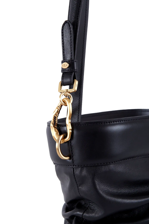 Bolsa de ombro em couro legítimo na cor preta com fechamento por zíper e alça de ombro confortável, design sofisticado e funcional ideal para o dia a dia.