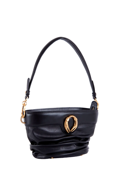 Bolsa de ombro em couro legítimo na cor preta com fechamento por zíper e alça de ombro confortável, design sofisticado e funcional ideal para o dia a dia.