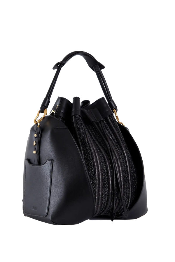 Bolsa preta de couro com alça e detalhes dourados, design sofisticado e funcional para uso diário.