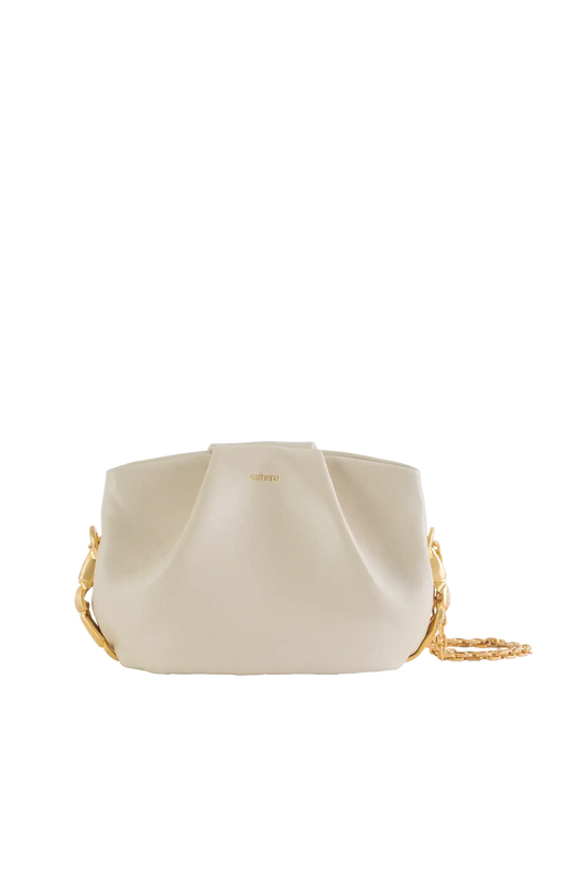Bolsa em couro legítimo na cor areia com fechamento seguro e alça ajustável confortável, design sofisticado e funcional ideal para o dia a dia.