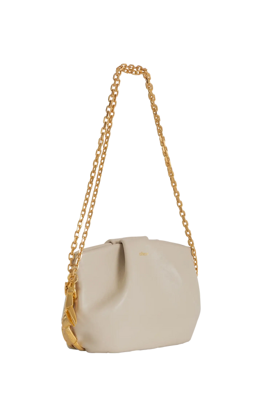 Bolsa em couro legítimo na cor areia com fechamento seguro e alça ajustável confortável, design sofisticado e funcional ideal para o dia a dia.