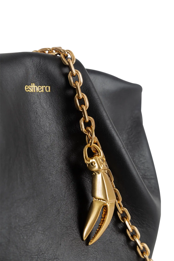 Bolsa em couro legítimo na cor preta com fechamento seguro e alça ajustável confortável, design sofisticado e funcional ideal para o dia a dia.