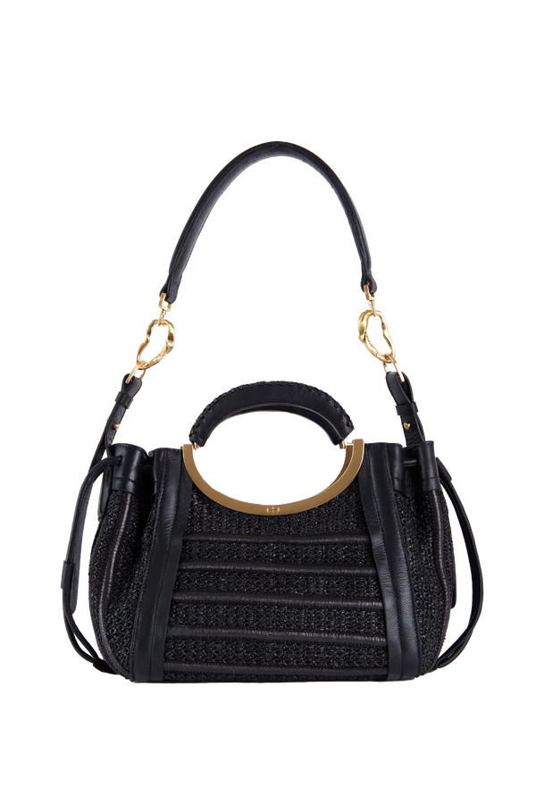 Bolsa preta com alça circular dourada e detalhes em couro, design sofisticado e funcional