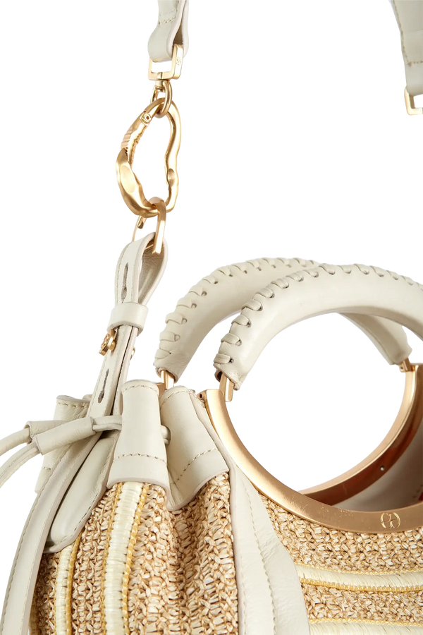 Bolsa de palha com alça de couro off-white e detalhes dourados, design sofisticado e funcional