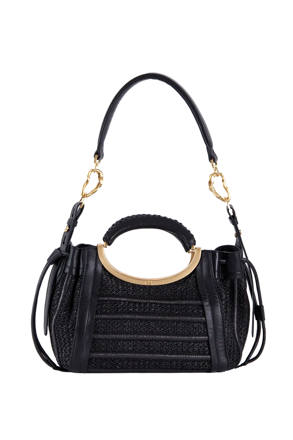 Bolsa preta com alça circular dourada e detalhes em couro, design sofisticado e funcional