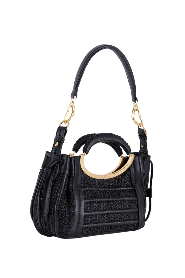 Bolsa preta com alça circular dourada e detalhes em couro, design sofisticado e funcional