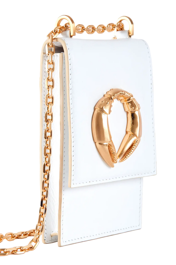 Bolsa branca com detalhe dourado em forma de pinça e corrente metálica