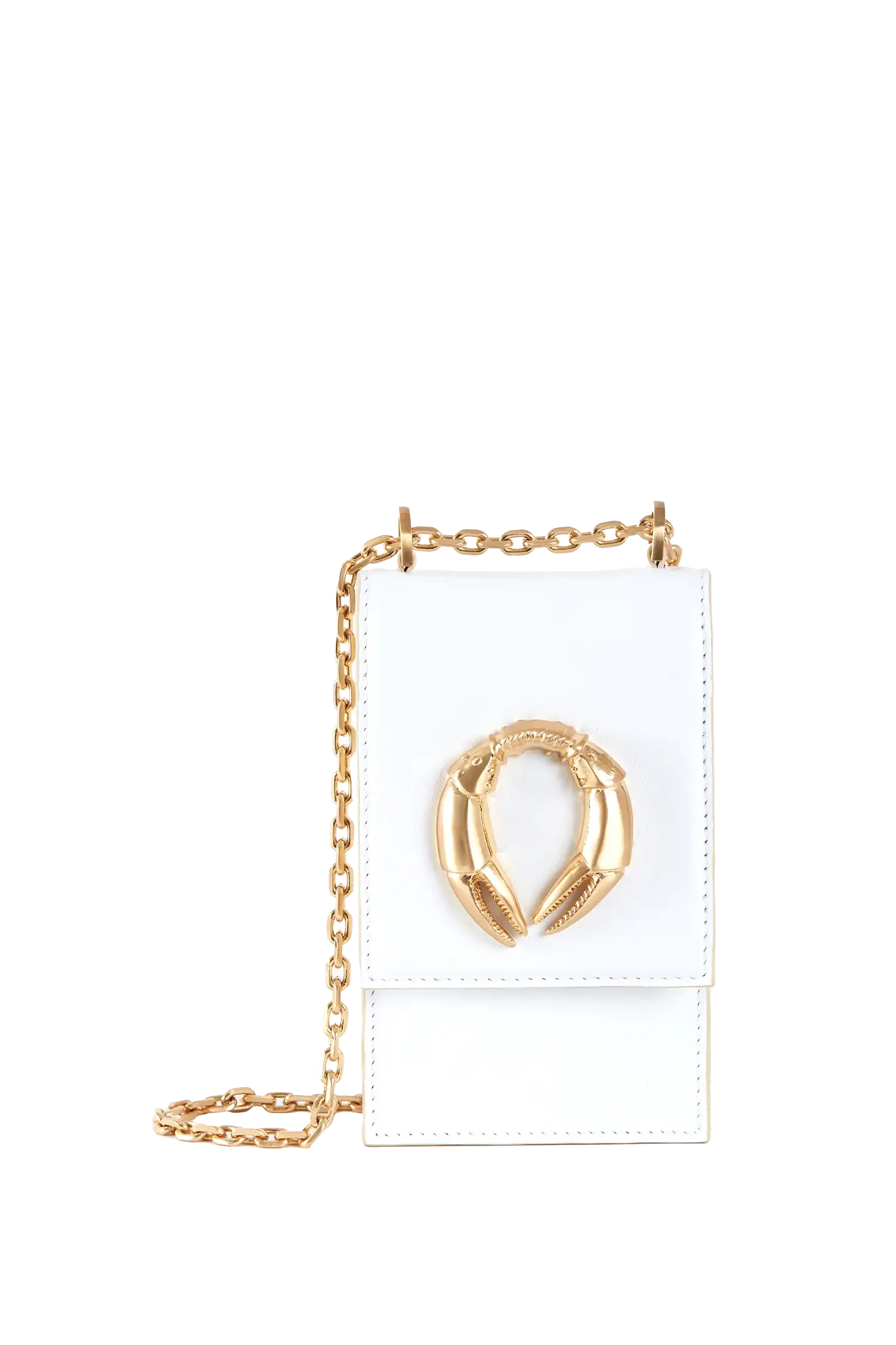 Bolsa branca com detalhe dourado em forma de caranguejo e corrente metálica
