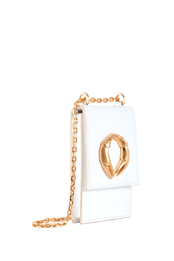 Bolsa branca com corrente dourada e detalhe metálico em forma de garra, design sofisticado e funcional.