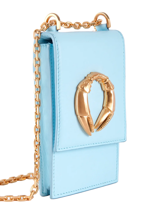 Bolsa azul claro com detalhe dourado em forma de pinça e corrente metálica