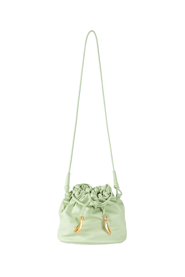 Bolsa em couro legítimo na cor com tom elegante com fechamento seguro e alça ajustável confortável, design sofisticado e funcional ideal para o dia a dia.