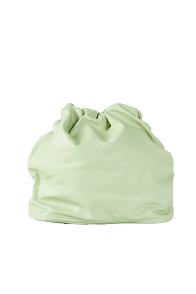 Bolsa em couro legítimo na cor com tom elegante com fechamento seguro e alça ajustável confortável, design sofisticado e funcional ideal para o dia a dia.