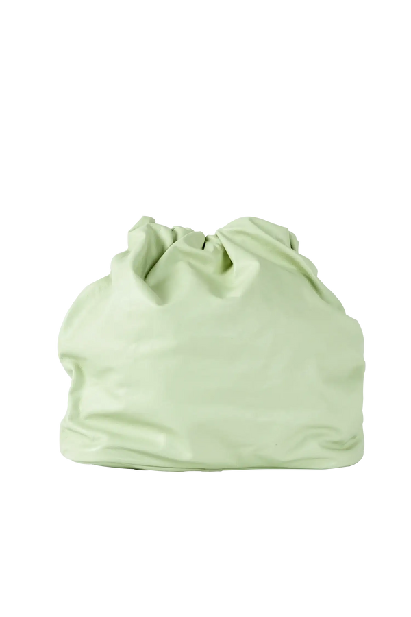 Bolsa em couro legítimo na cor com tom elegante com fechamento seguro e alça ajustável confortável, design sofisticado e funcional ideal para o dia a dia.