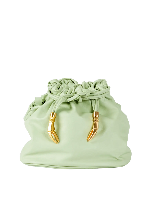 Bolsa em couro legítimo na cor com tom elegante com fechamento seguro e alça ajustável confortável, design sofisticado e funcional ideal para o dia a dia.