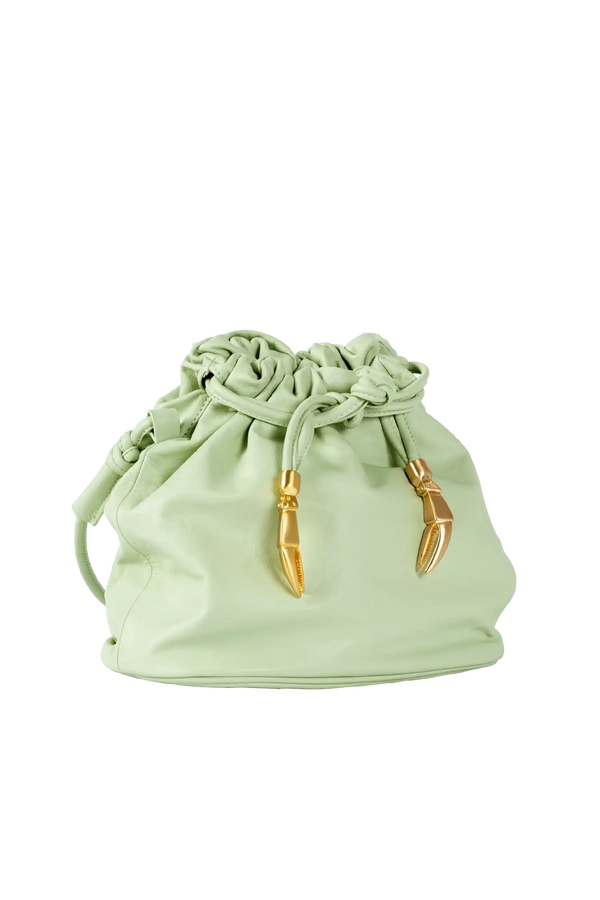 Bolsa em couro legítimo na cor com tom elegante com fechamento seguro e alça ajustável confortável, design sofisticado e funcional ideal para o dia a dia.
