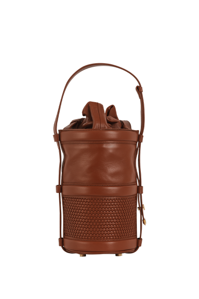 Bolsa bucket marrom em couro e tecido trançado, com alça de mão e design sofisticado para uso diário.