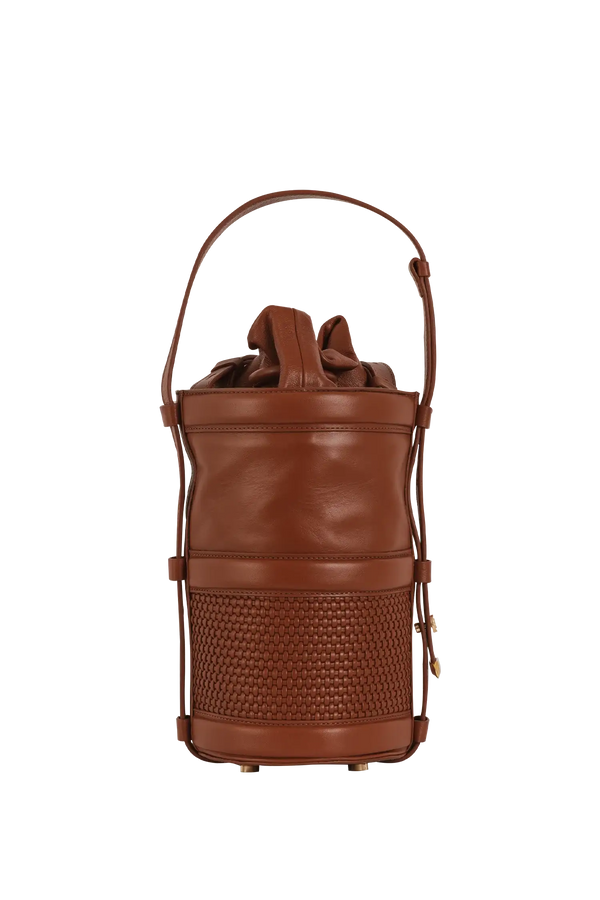 Bolsa tiracolo em couro legítimo na cor marrom claro com fechamento seguro e alça ajustável confortável, design sofisticado e funcional ideal para o dia a dia.