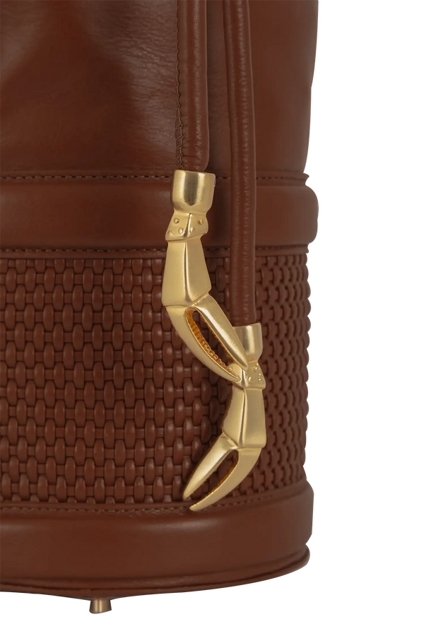 Bolsa tiracolo em couro legítimo na cor marrom claro com fechamento seguro e alça ajustável confortável, design sofisticado e funcional ideal para o dia a dia.