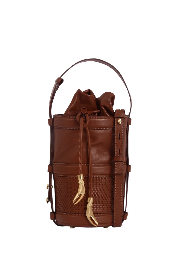 Bolsa tiracolo em couro legítimo na cor marrom claro com fechamento seguro e alça ajustável confortável, design sofisticado e funcional ideal para o dia a dia.