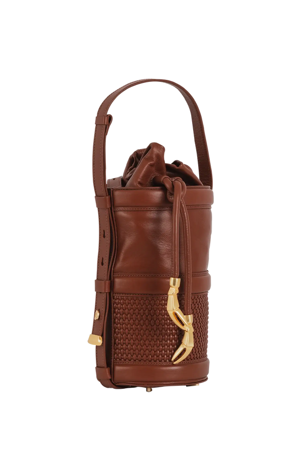 Bolsa tiracolo em couro legítimo na cor marrom claro com fechamento seguro e alça ajustável confortável, design sofisticado e funcional ideal para o dia a dia.