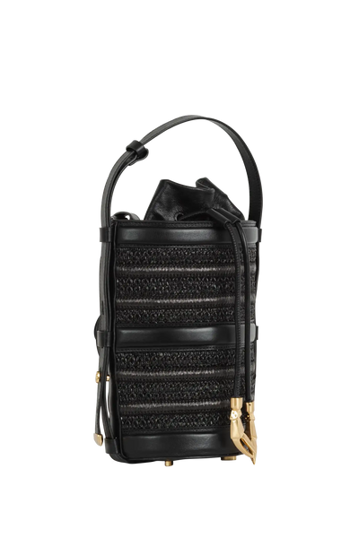 Bolsa tiracolo em couro legítimo na cor preta com fechamento seguro e alça ajustável confortável, design sofisticado e funcional ideal para o dia a dia.
