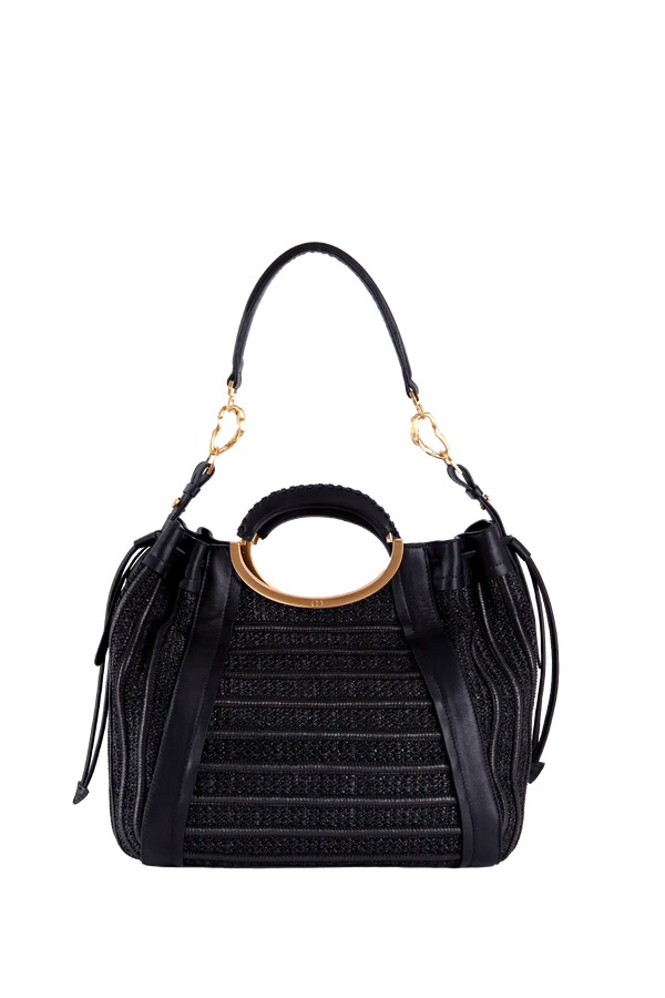Bolsa preta com alça circular dourada e detalhes em franjas, design sofisticado e funcional