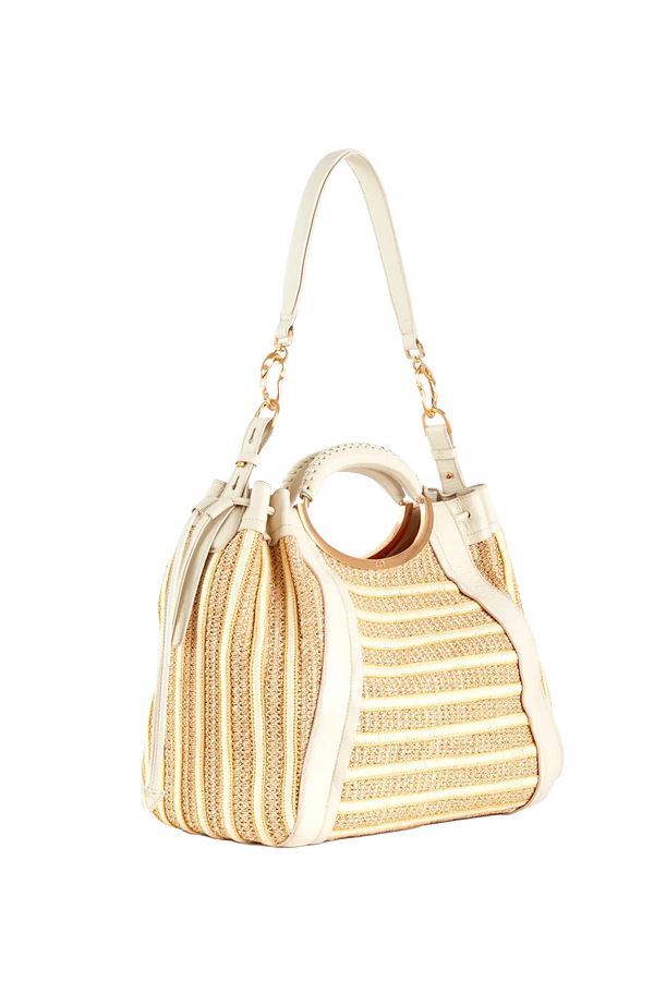 Bolsa de palha com alça circular e detalhes em couro bege, design brasileiro e sofisticado para uso diário.