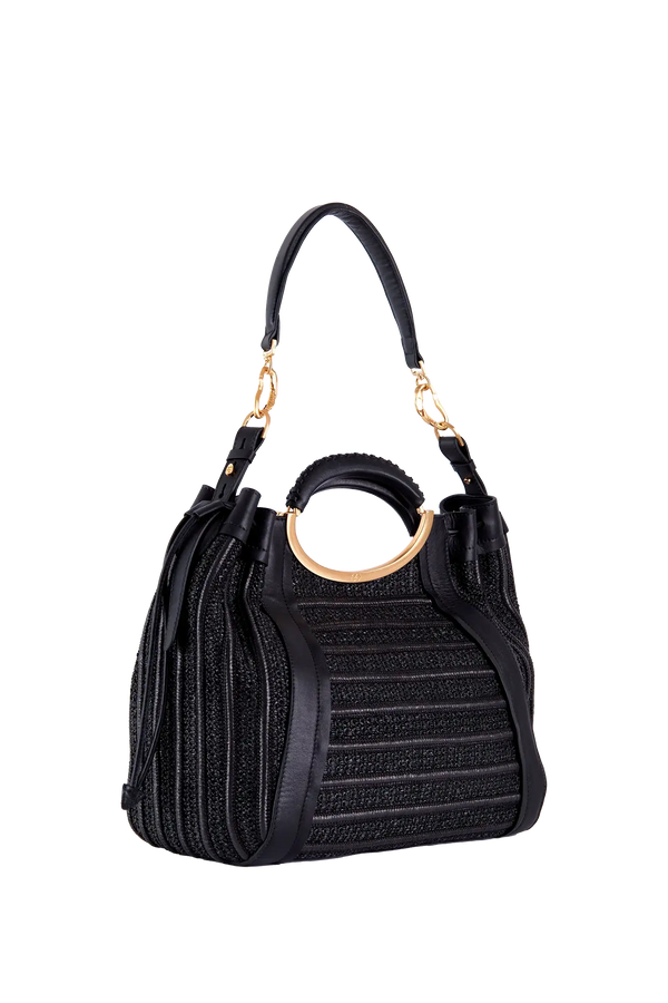 Bolsa preta com alça circular dourada, design sofisticado e textura rica, ideal para looks elegantes e funcionais.