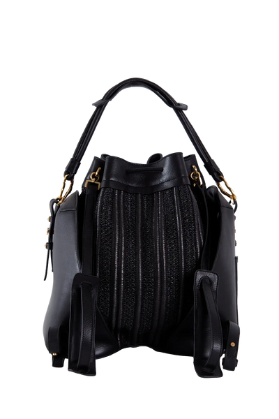 Bolsa preta com textura e detalhes dourados, design brasileiro sofisticado e funcional