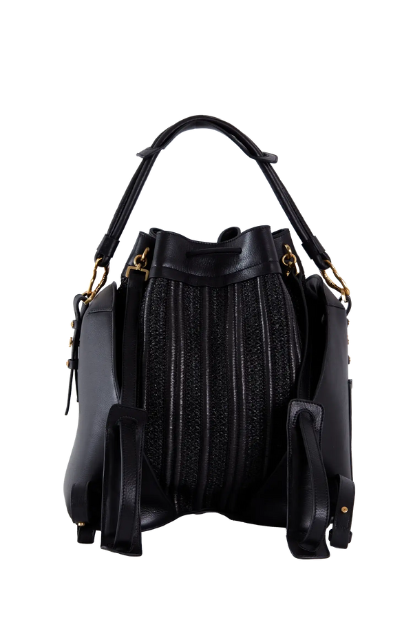 Bolsa preta com textura e detalhes dourados, design brasileiro sofisticado e funcional