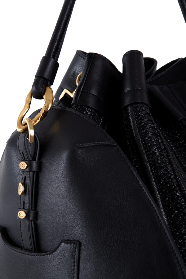 Bolsa preta de couro com detalhes dourados e textura sofisticada
