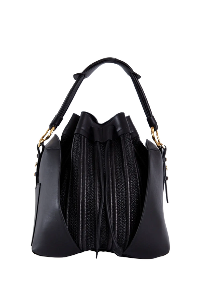 Bolsa preta de couro com alça e detalhes dourados, design sofisticado e funcional para o dia a dia.