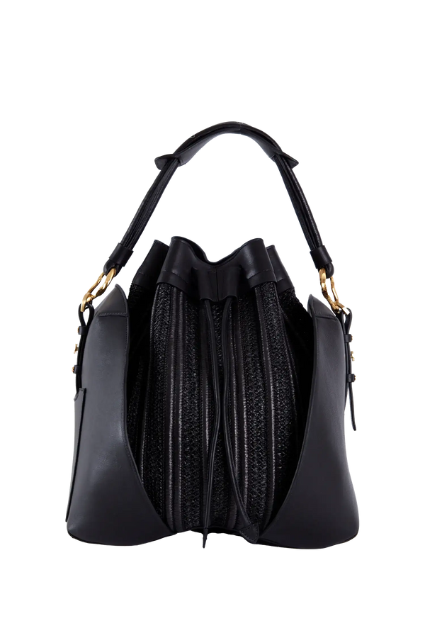 Bolsa preta de couro com alça e detalhes dourados, design sofisticado e funcional para o dia a dia.