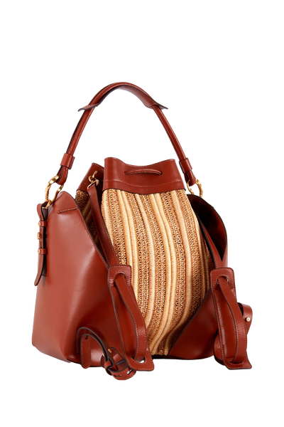 Bolsa de couro marrom com detalhes em palha, design brasileiro e alças ajustáveis