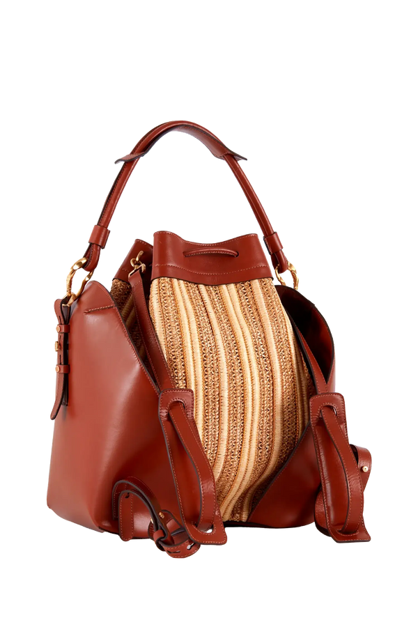 Bolsa de couro marrom com detalhes em palha, design brasileiro e alças ajustáveis