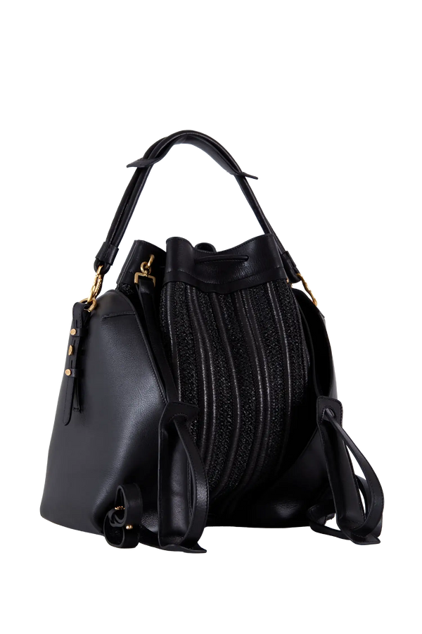Bolsa preta com alça de mão e detalhes em dourado, design sofisticado e textura de couro