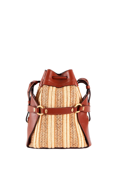 Bolsa de palha com detalhes em couro marrom, design brasileiro e sofisticado