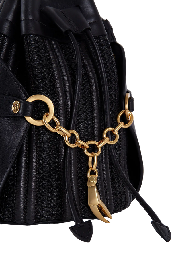 Bolsa preta com detalhe em corrente dourada e textura sofisticada