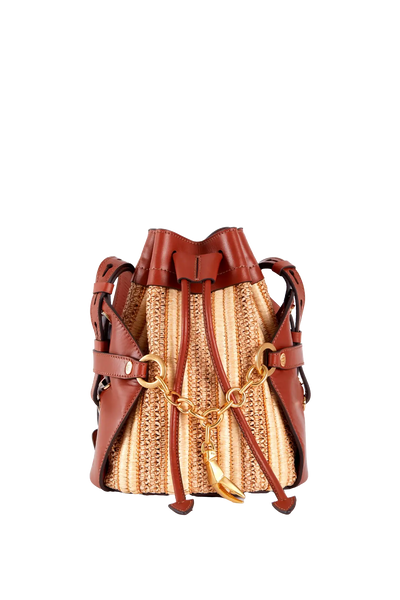 Bolsa bucket em palha e couro marrom com corrente dourada e detalhe de lagosta, design brasileiro sofisticado.