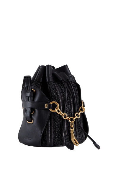 Bolsa preta com alça de corrente dourada e detalhes em couro, design sofisticado e funcional.