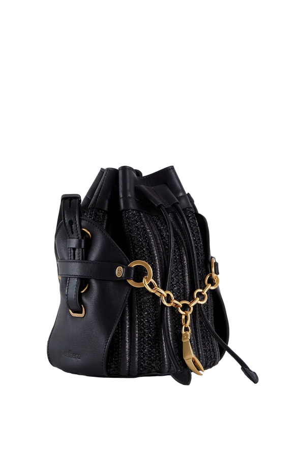 Bolsa preta com alça de corrente dourada e detalhes em couro, design sofisticado e funcional.