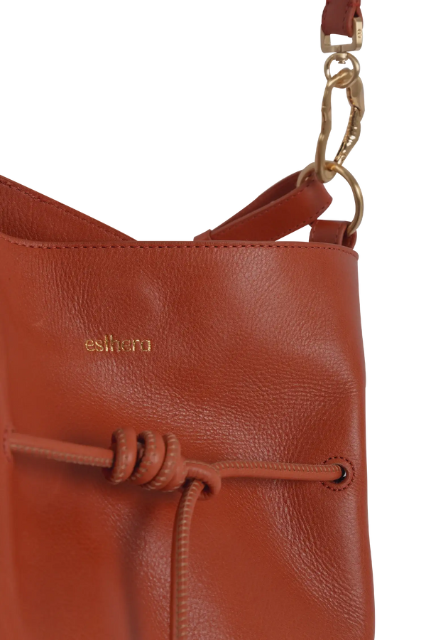 Bolsa tiracolo em couro legítimo na cor com tom elegante com fecho refinado e alças estruturadas, design sofisticado e funcional ideal para o dia a dia.