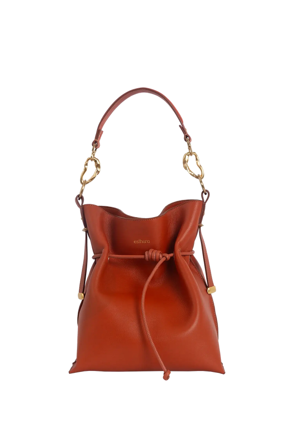 Bolsa tiracolo em couro legítimo na cor com tom elegante com fecho refinado e alças estruturadas, design sofisticado e funcional ideal para o dia a dia.