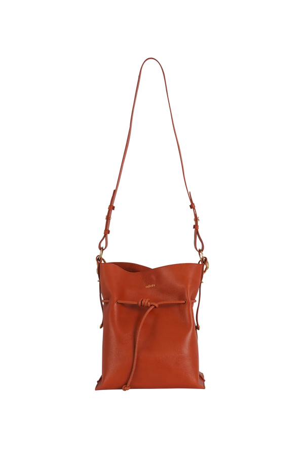 Bolsa tiracolo em couro legítimo na cor com tom elegante com fecho refinado e alças estruturadas, design sofisticado e funcional ideal para o dia a dia.