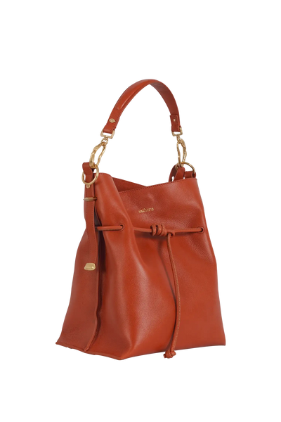 Bolsa tiracolo em couro legítimo na cor com tom elegante com fecho refinado e alças estruturadas, design sofisticado e funcional ideal para o dia a dia.